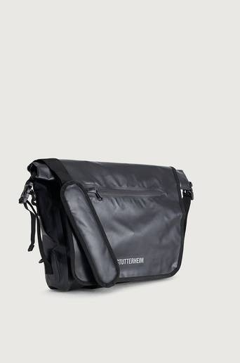 Stutterheim Axelremesväska Rain Duffel Black Svart