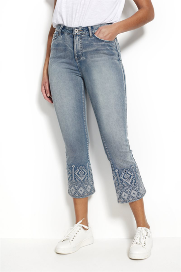 Korta utsvängda jeans med brodyr
