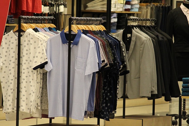 Pikétröjor och t-shirts upphängda i butik